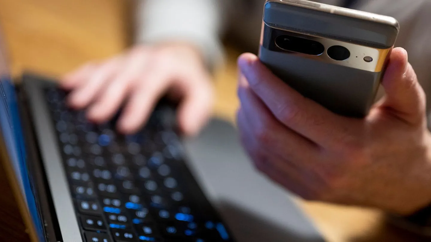 Verfassungsschutz-Analyse: Undurchsichtige Algorithmen und soziale Isolation fördern Radikalisierung