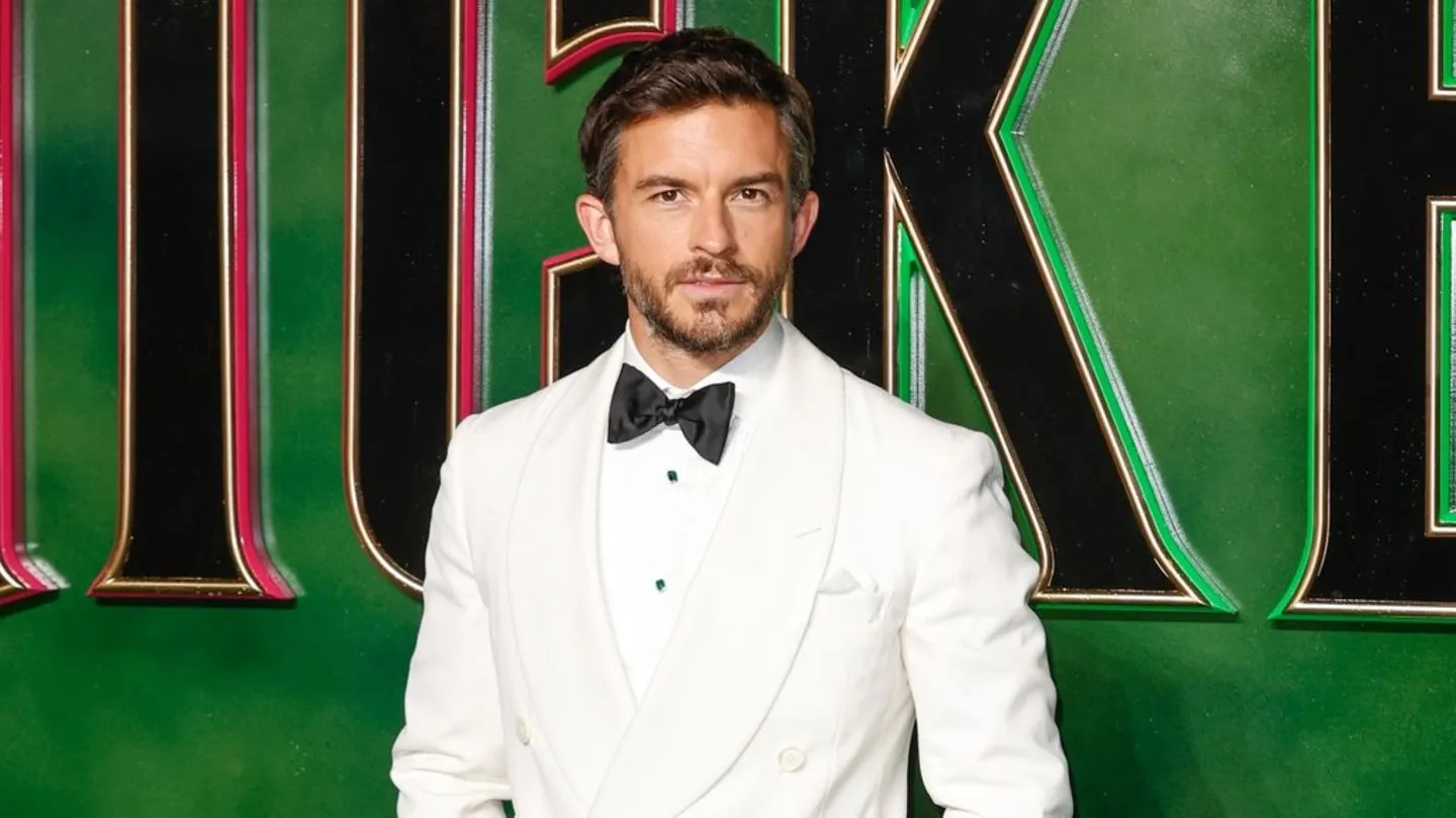 Jonathan Bailey: Ein britischer Star spricht Dracula — was die westliche Kulturindustrie uns serviert