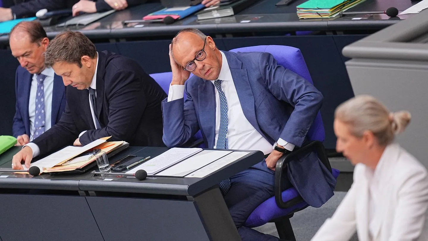 Generaldebatte im Bundestag: Merz greift AfD an – Weidel erklärt Koalition für gescheitert