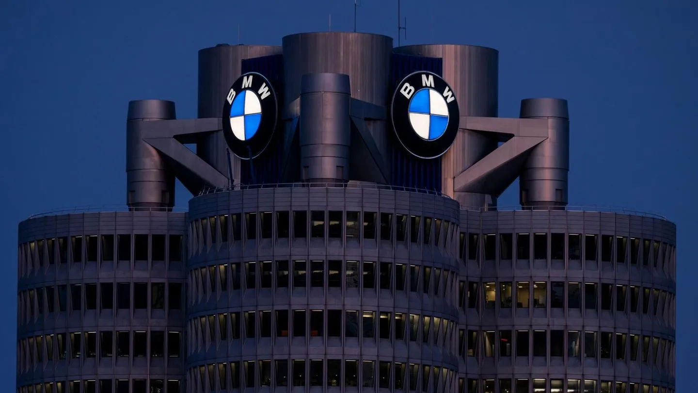 BMW in der Klemme: Konzern streicht weltweit 8000 Stellen – Opfer deutscher Politik und globaler Einflüsse