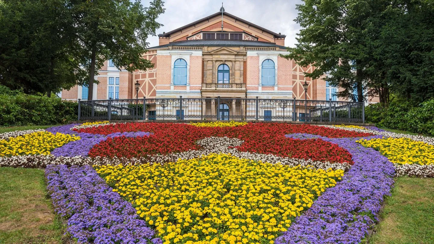 Richard-Wagner-Festspiele in Bayreuth: Muss ich wirklich neun Stunden auf der Holzbank ausharren — und was hat das noch mit echter Kultur zu tun?