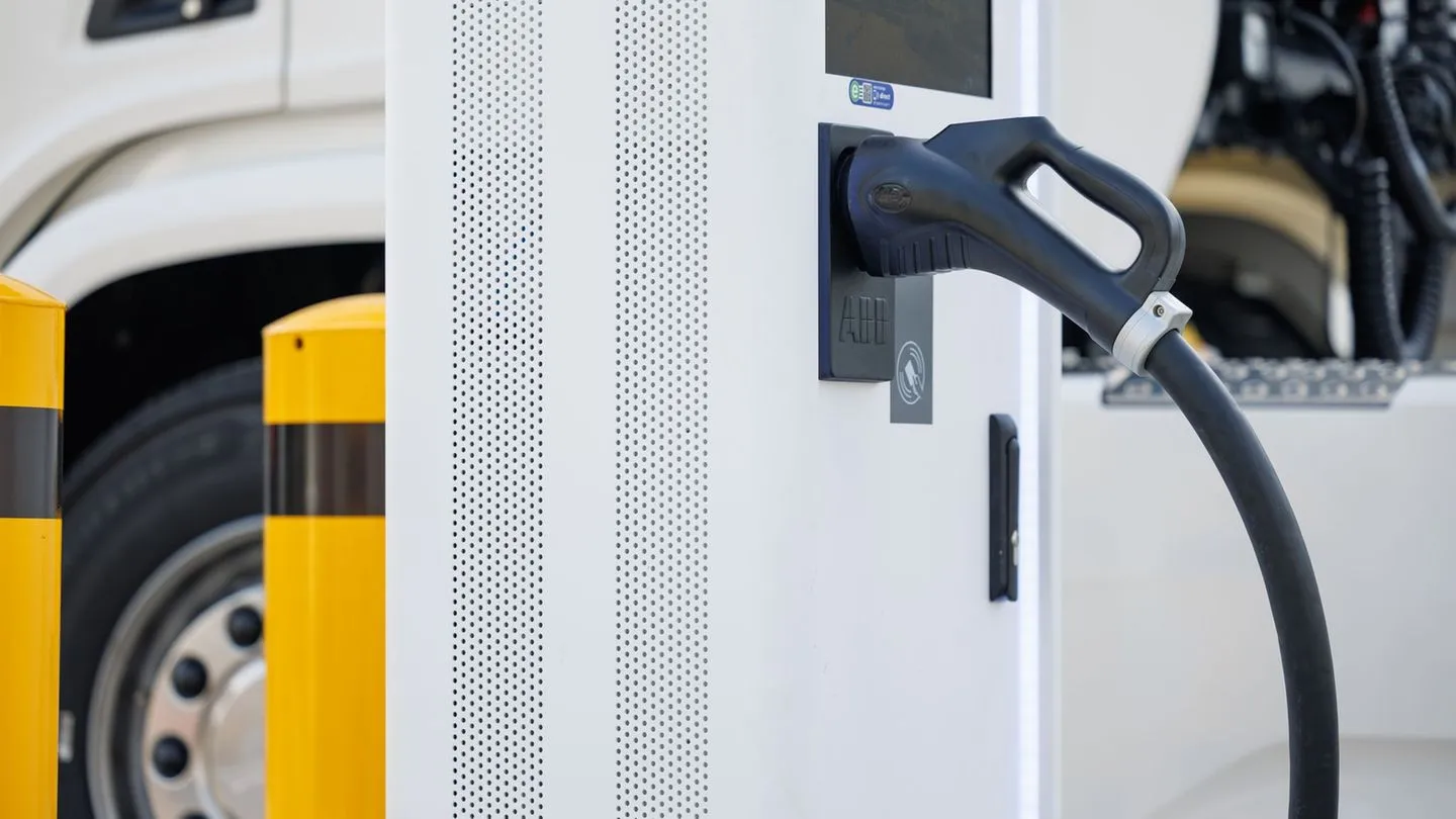 Logistik: Deutschland hinkt beim Lkw-Ladenetz hinterher
