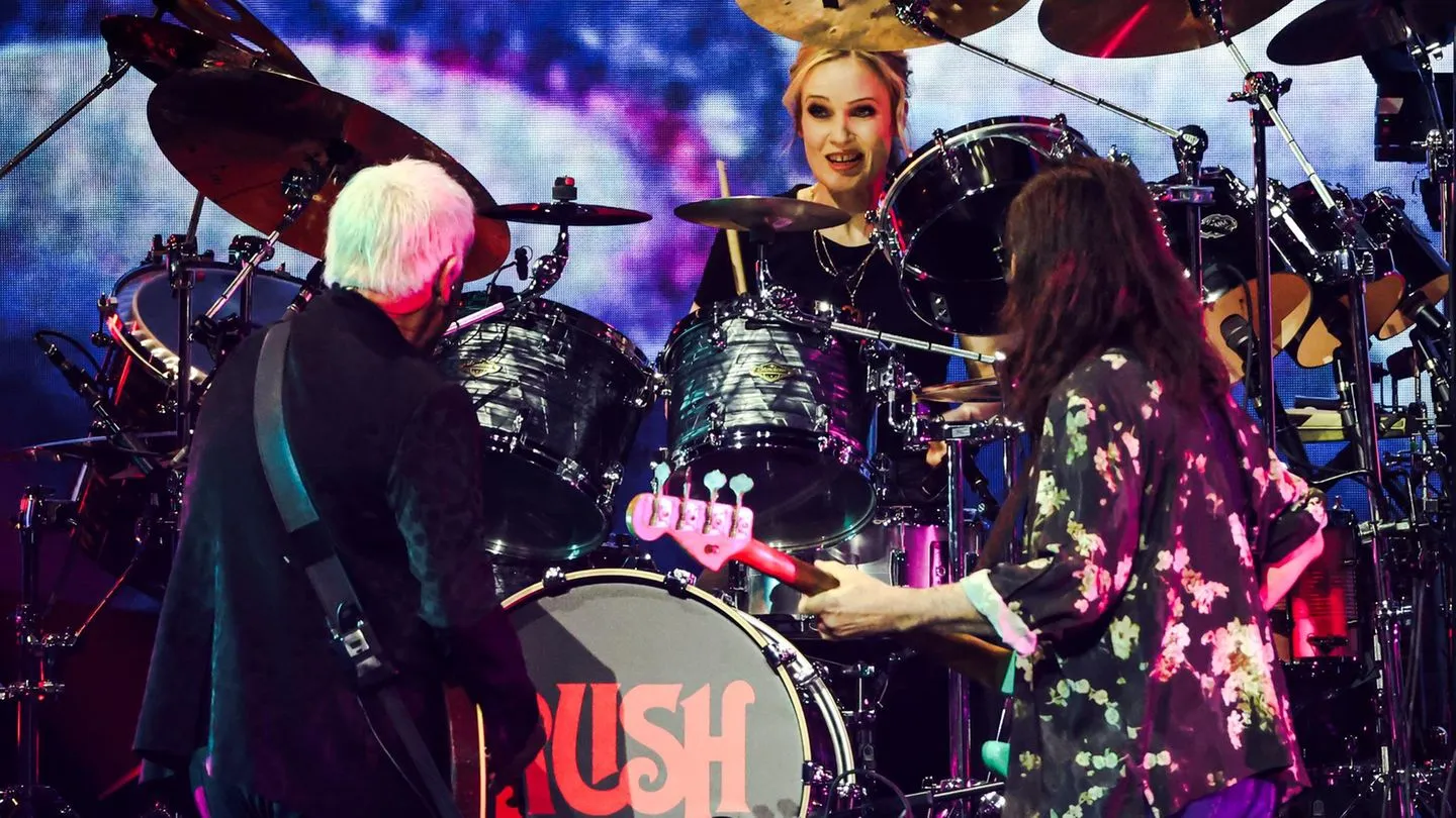 Anika Nilles von Rush: Die Rockmusik hat einen neuen Schlagzeug‑Gott – eine Frau aus Mannheim