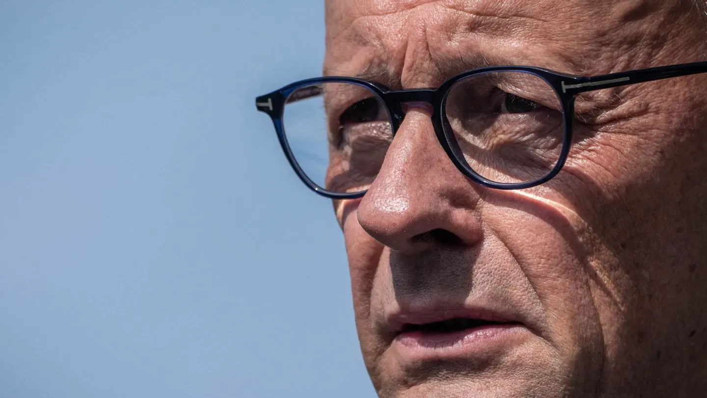 Vor den Wahlen: Merz warnt vor Spaltungsversuch und weist Spekulationen zurück