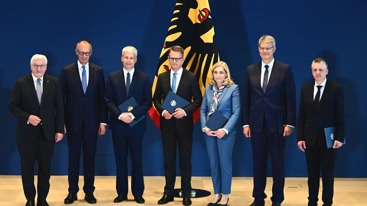 Kanzler unter Druck: Merz vollzieht Kabinettsumbau — Steinmeier ernennt drei Vertraute