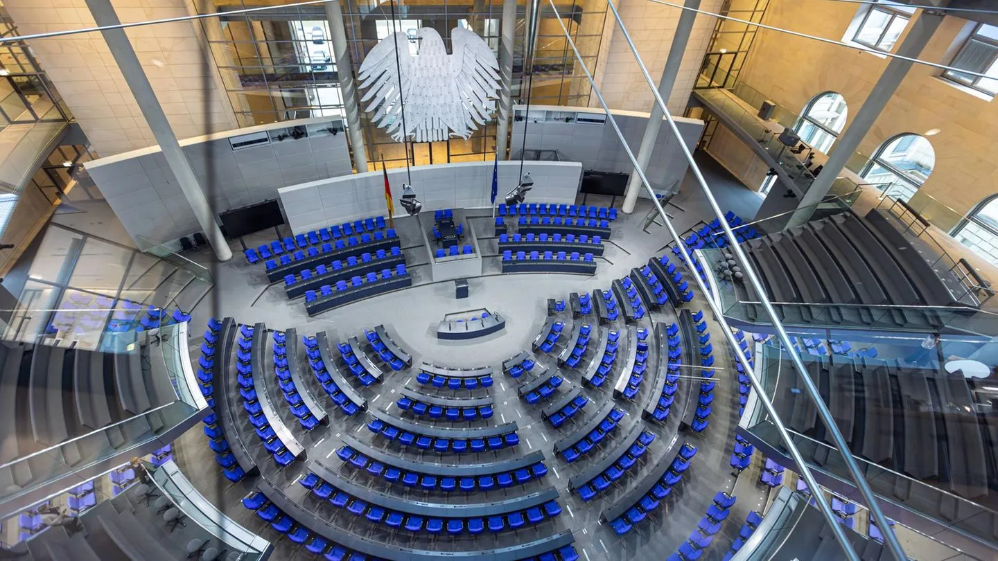 Klägerbeschwerde gegen Beschleunigung: Bundesverfassungsgericht verneint numerisches „Tempolimit“ für Gesetzgebungsverfahren