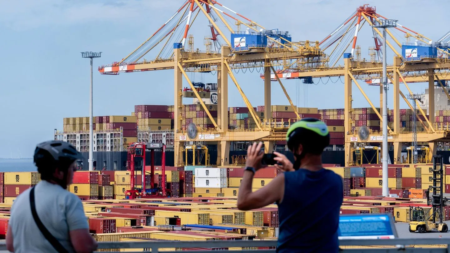 Konjunktur: Trotz Krisen: Deutschlands Exporte erreichen im Juni neuen Höchststand — ein seltener Lichtblick
