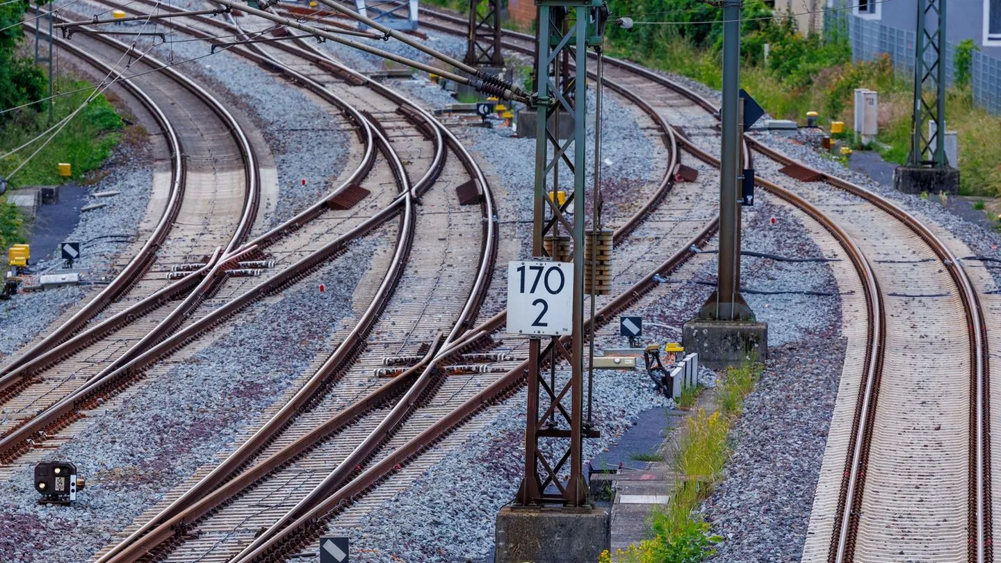 Kleine Anfrage der Grünen: Zahlreiche Zugausfälle nach Wiedereröffnung der Strecke Berlin–Hamburg